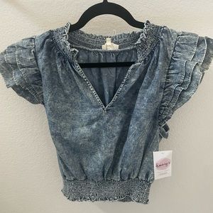 NWT Entro Chambray Flutter-Sleeve Blouse